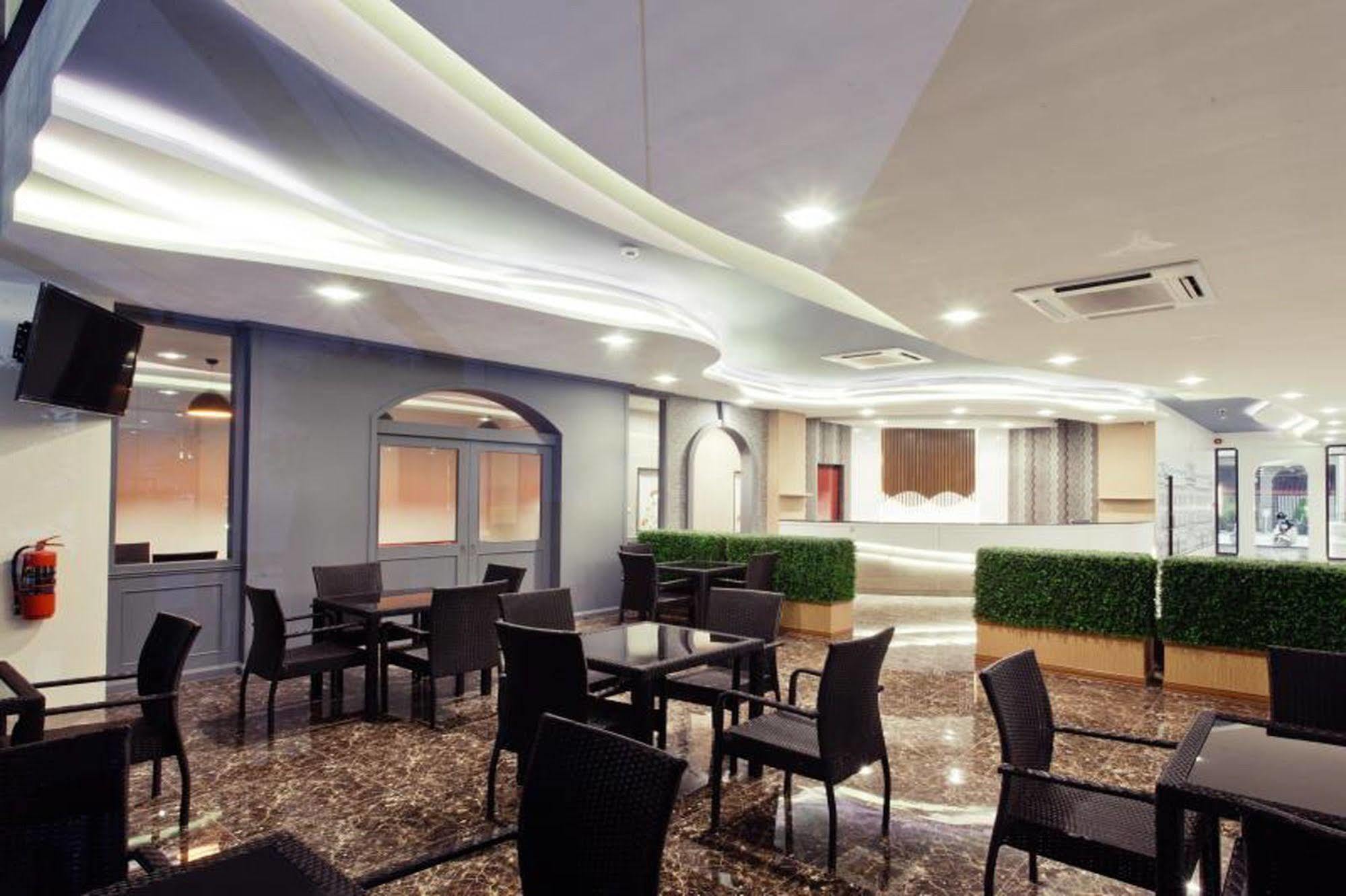 The Proud Hotel Убонратчатхани Экстерьер фото
